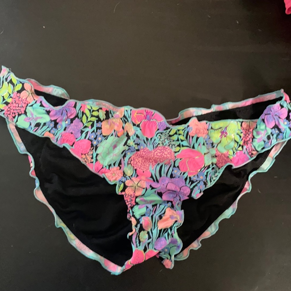 VS Ruffle Cheeky bottoms